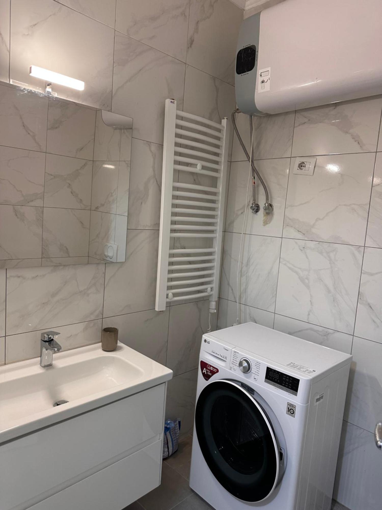 Spacious 2-Bedroom Apartment Near Center Tirana Esterno foto